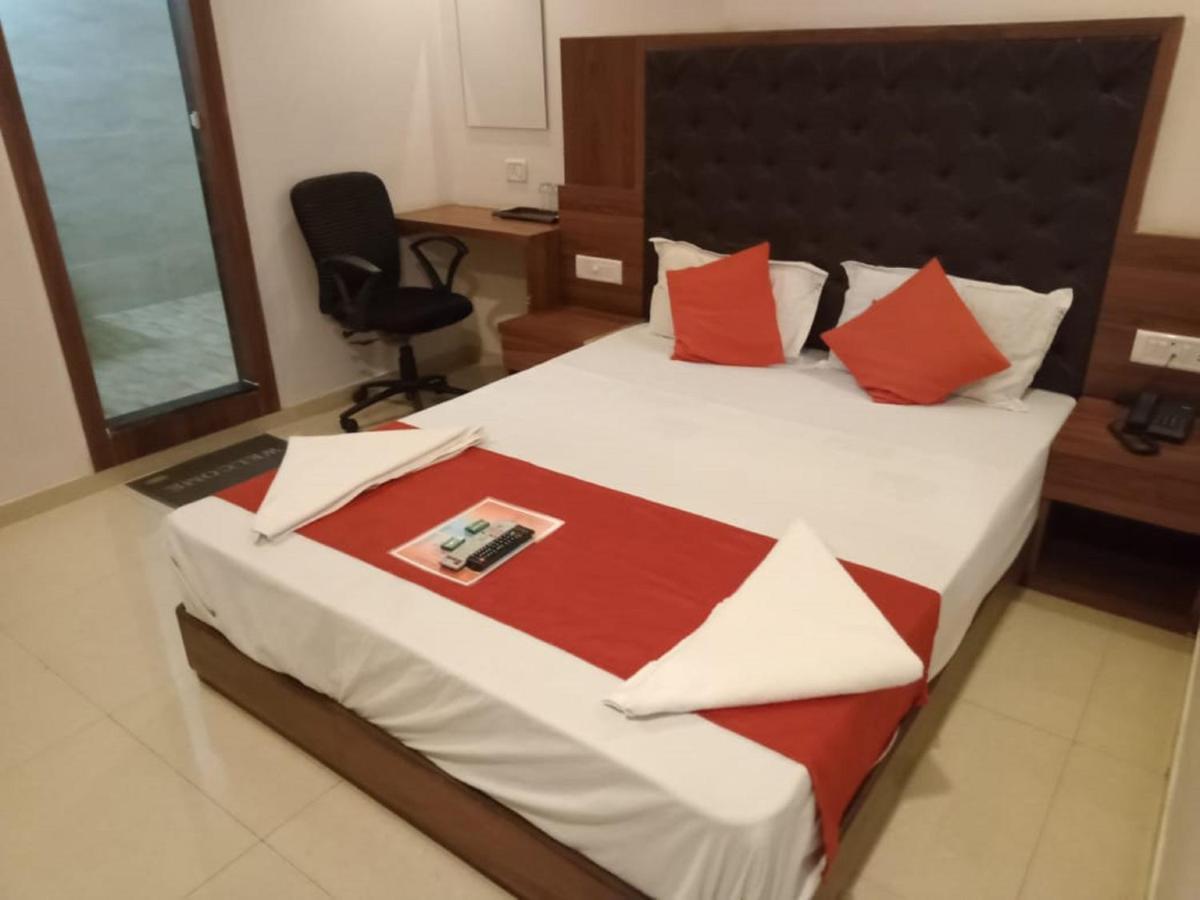 Hotel Sai Deep Lodging By Wb Inn Navi Mumbai Bagian luar foto